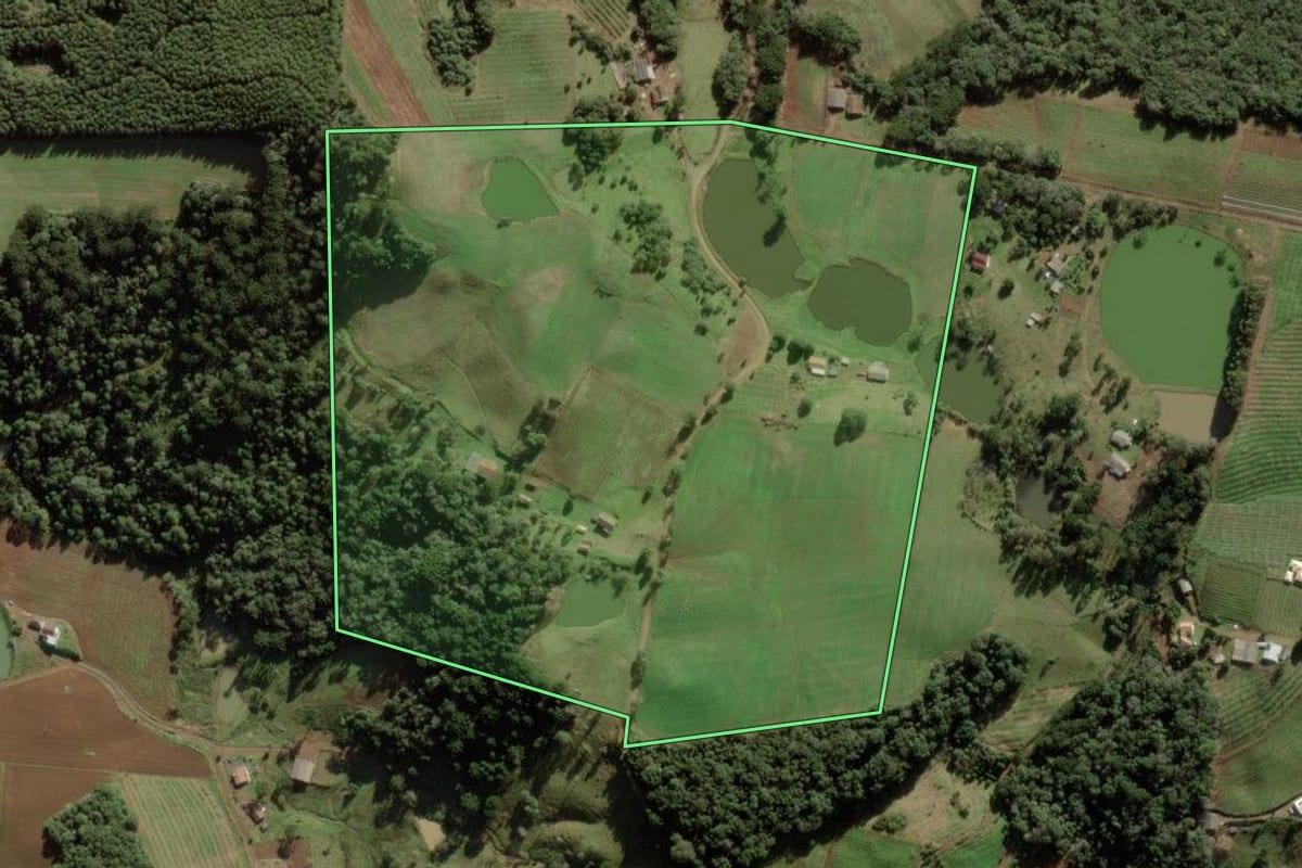 Imagem de satélite do imóvel rural em Caçador (SC), com o contorno declarado no CAR desenhado por cima.