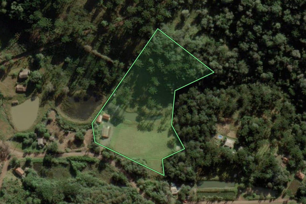 Imagem de satélite do imóvel rural em Caçador (SC), com o contorno declarado no CAR desenhado por cima.