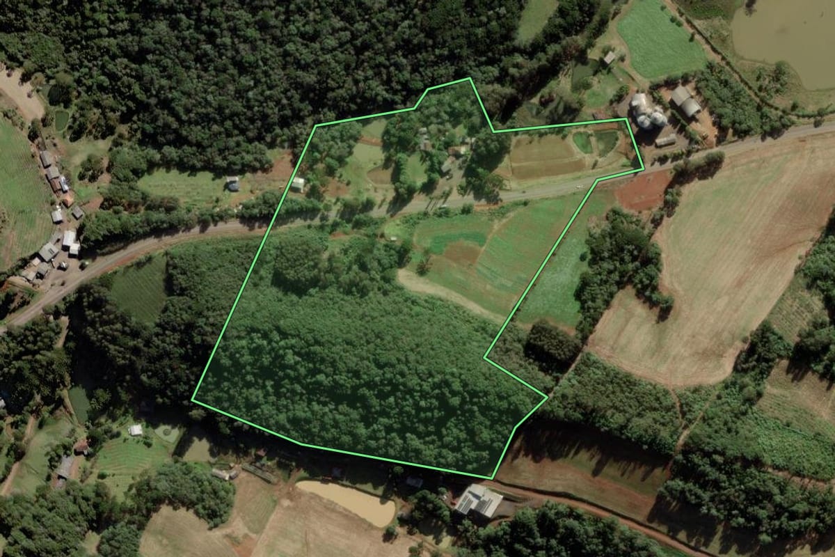 Imagem de satélite do imóvel rural em Caçador (SC), com o contorno declarado no CAR desenhado por cima.