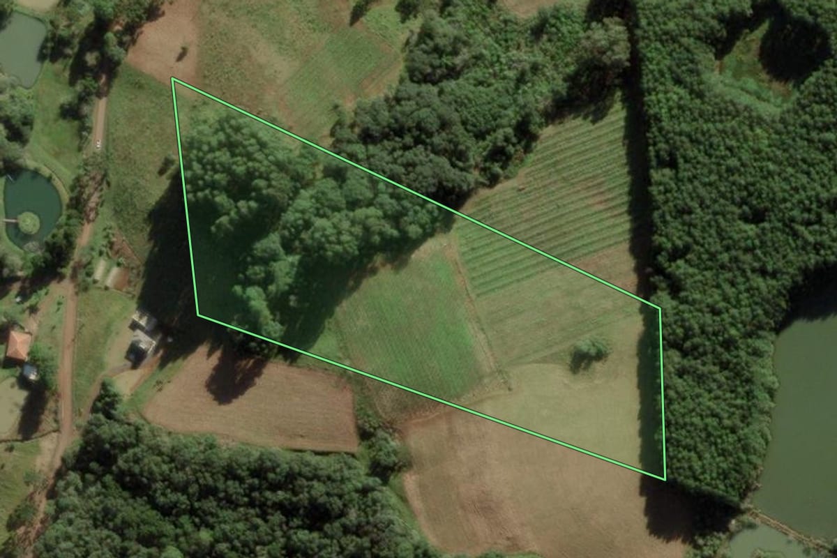 Imagem de satélite do imóvel rural em Caçador (SC), com o contorno declarado no CAR desenhado por cima.