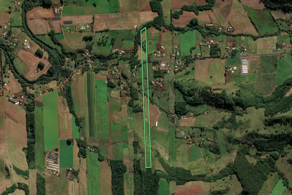 Imagem de satélite do imóvel rural em Caibi (SC), com o contorno declarado no CAR desenhado por cima.