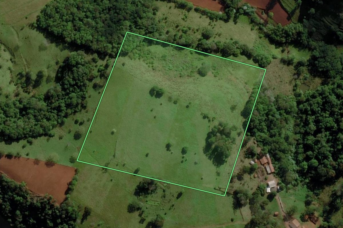 Imagem de satélite do imóvel rural em Caibi (SC), com o contorno declarado no CAR desenhado por cima.