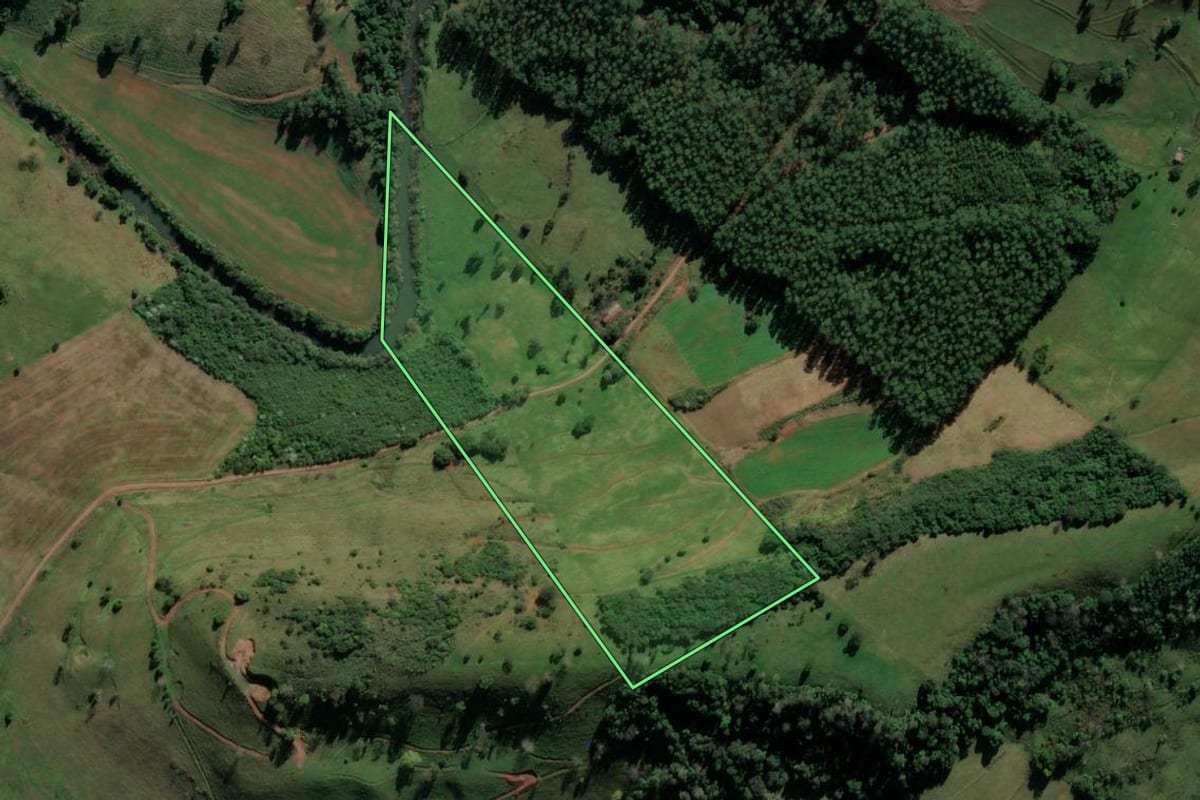 Imagem de satélite do imóvel rural em Caibi (SC), com o contorno declarado no CAR desenhado por cima.