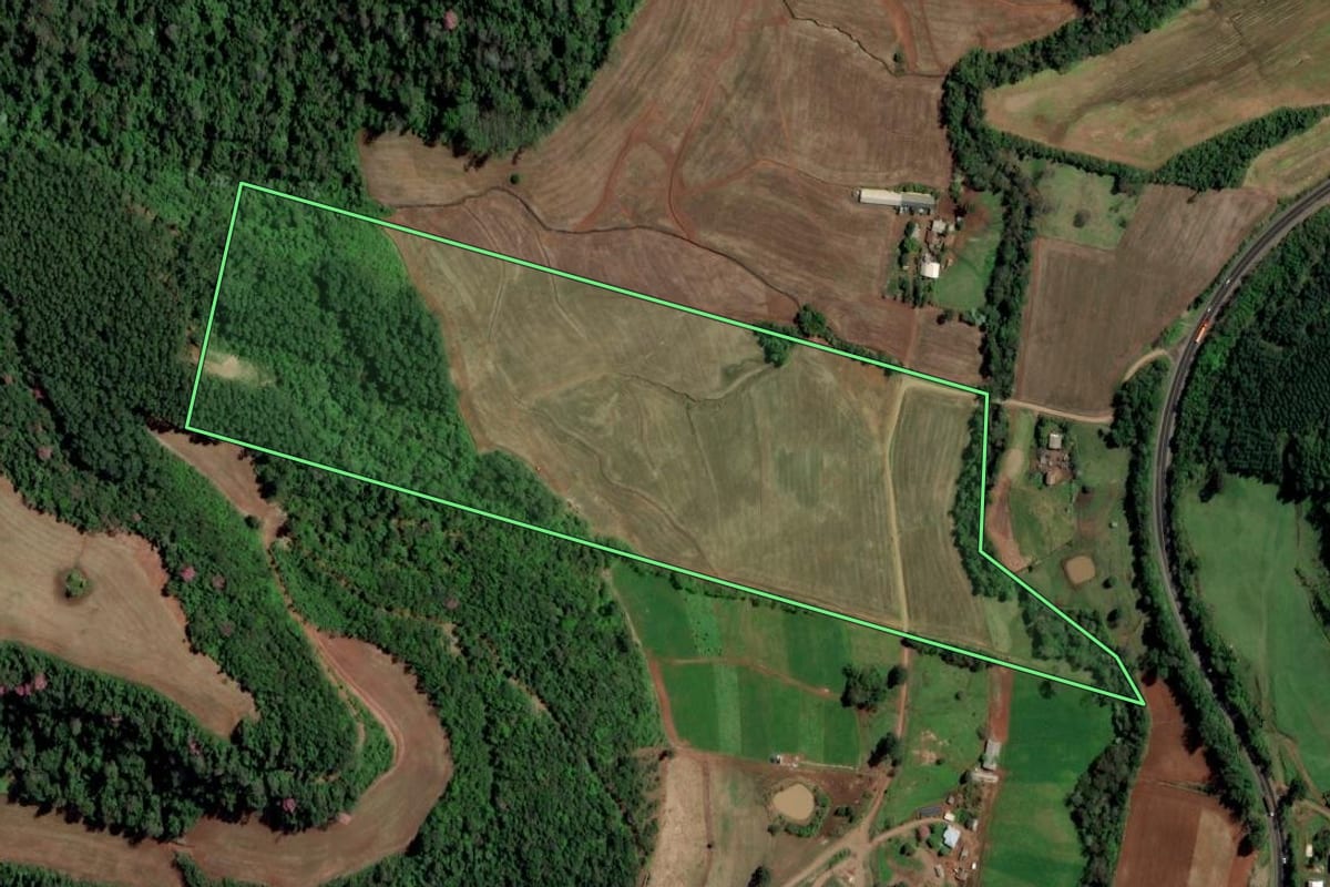 Imagem de satélite do imóvel rural em Caibi (SC), com o contorno declarado no CAR desenhado por cima.