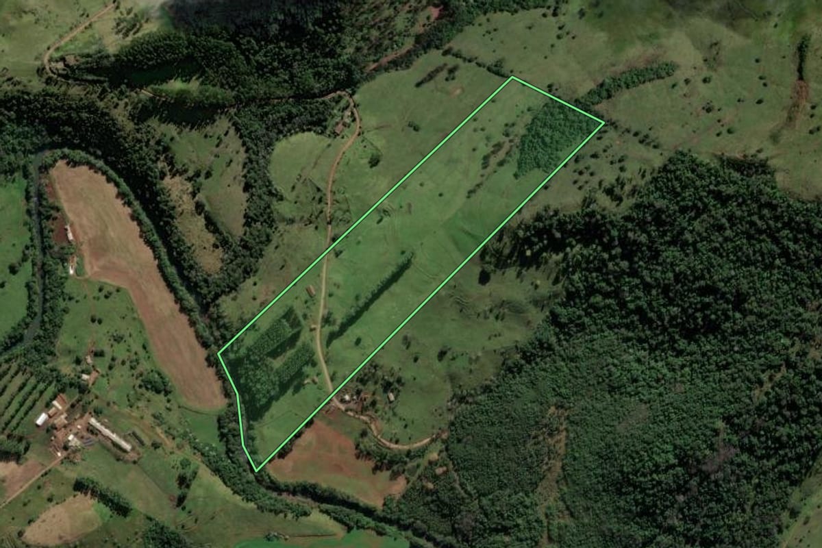 Imagem de satélite do imóvel rural em Caibi (SC), com o contorno declarado no CAR desenhado por cima.