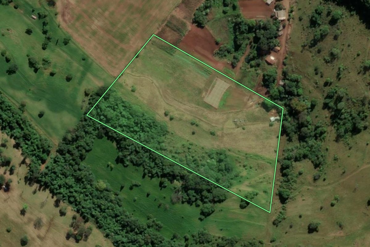 Imagem de satélite do imóvel rural em Caibi (SC), com o contorno declarado no CAR desenhado por cima.