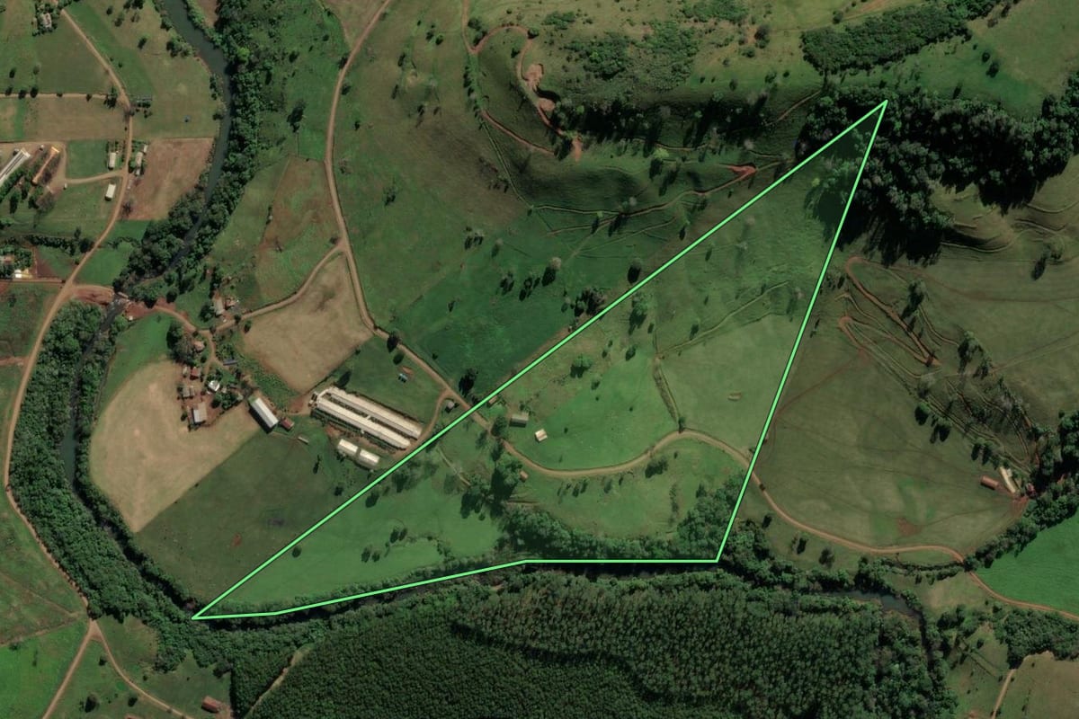 Imagem de satélite do imóvel rural em Caibi (SC), com o contorno declarado no CAR desenhado por cima.