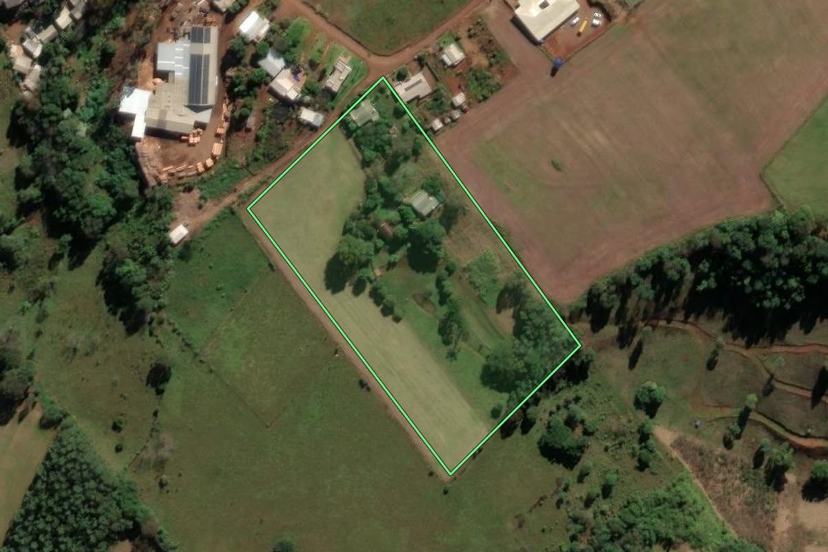 Imagem de satélite do imóvel rural em Caibi (SC), com o contorno declarado no CAR desenhado por cima.