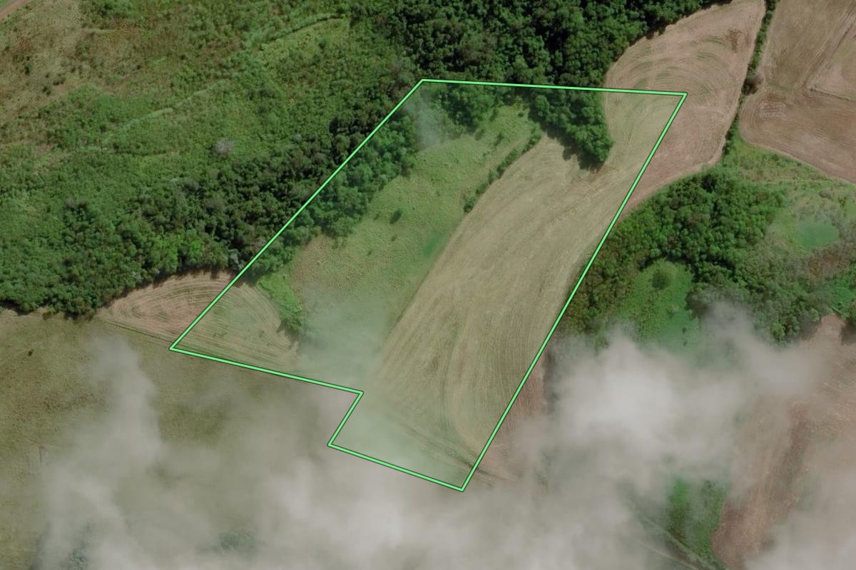 Imagem de satélite do imóvel rural em Caibi (SC), com o contorno declarado no CAR desenhado por cima.