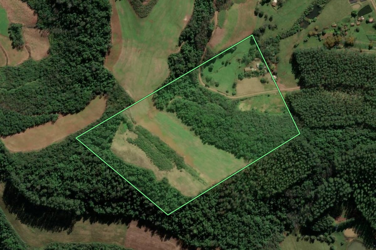 Imagem de satélite do imóvel rural em Caibi (SC), com o contorno declarado no CAR desenhado por cima.