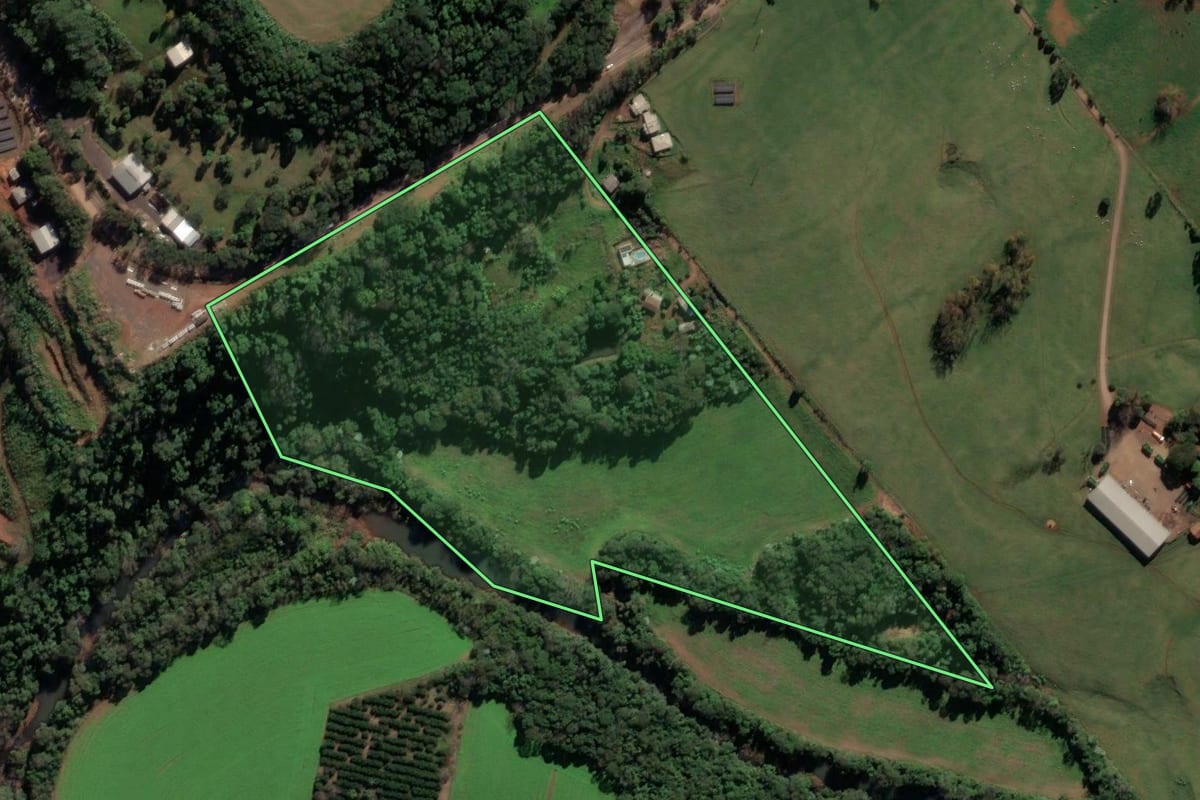 Imagem de satélite do imóvel rural em Caibi (SC), com o contorno declarado no CAR desenhado por cima.