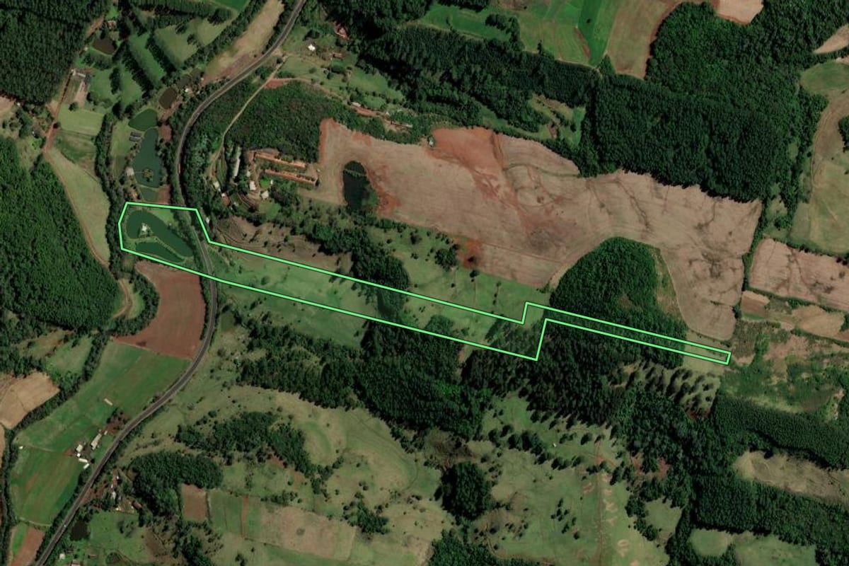 Imagem de satélite do imóvel rural em Caibi (SC), com o contorno declarado no CAR desenhado por cima.