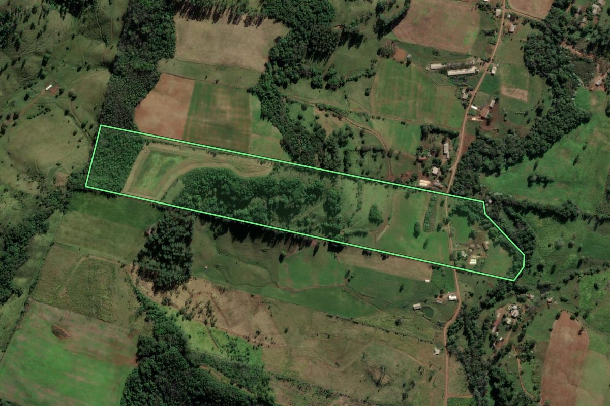 Imagem de satélite do imóvel rural em Caibi (SC), com o contorno declarado no CAR desenhado por cima.