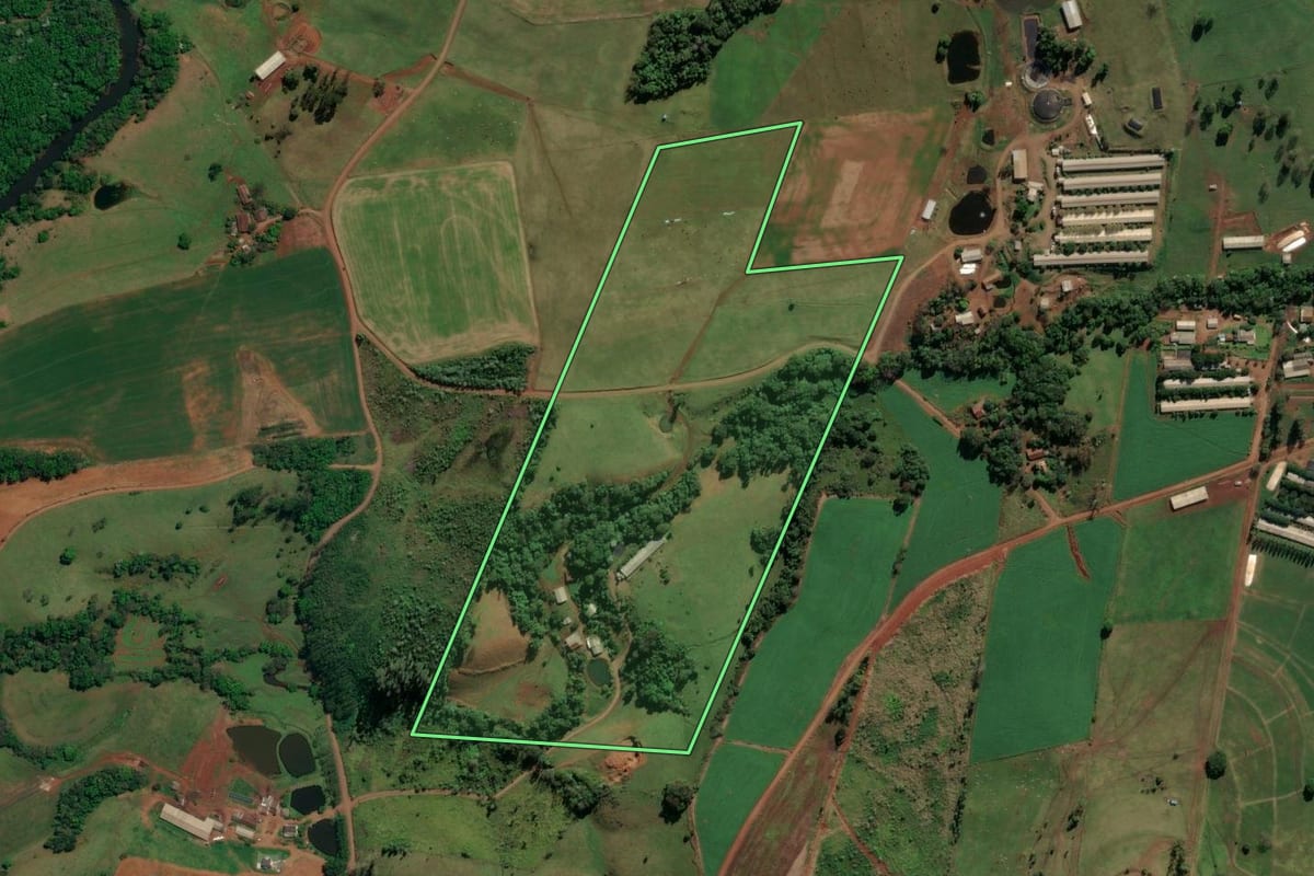 Imagem de satélite do imóvel rural em Caibi (SC), com o contorno declarado no CAR desenhado por cima.