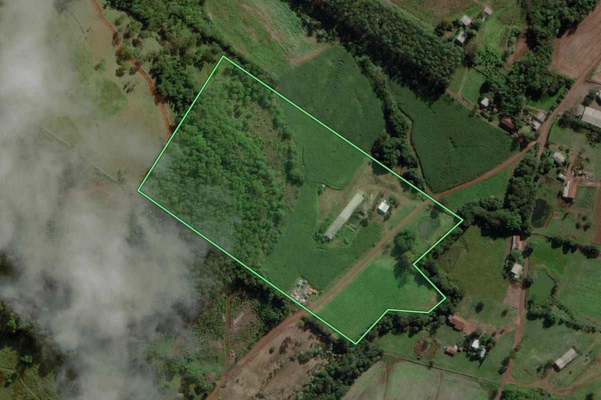 Imagem de satélite do imóvel rural em Caibi (SC), com o contorno declarado no CAR desenhado por cima.