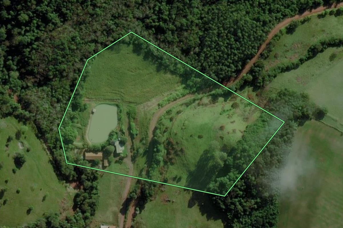 Imagem de satélite do imóvel rural em Caibi (SC), com o contorno declarado no CAR desenhado por cima.