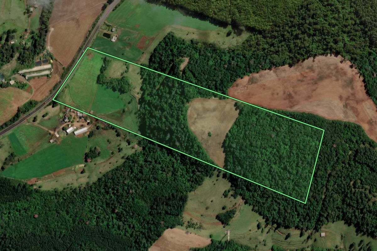 Imagem de satélite do imóvel rural em Caibi (SC), com o contorno declarado no CAR desenhado por cima.
