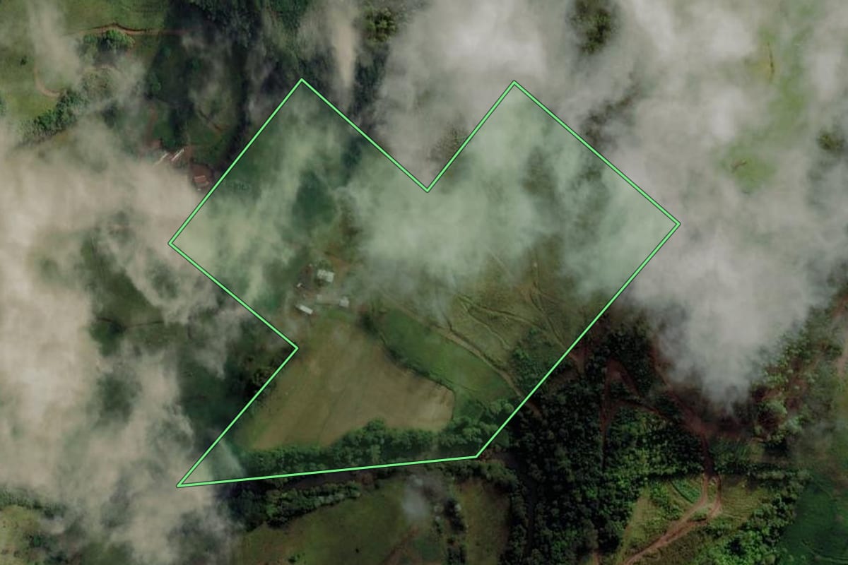 Imagem de satélite do imóvel rural em Caibi (SC), com o contorno declarado no CAR desenhado por cima.