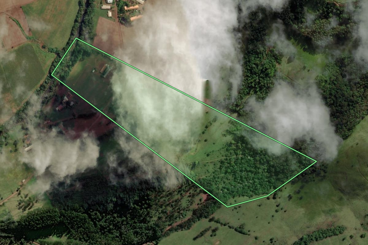Imagem de satélite do imóvel rural em Caibi (SC), com o contorno declarado no CAR desenhado por cima.