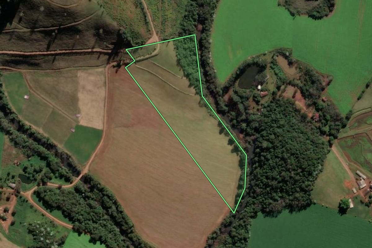 Imagem de satélite do imóvel rural em Caibi (SC), com o contorno declarado no CAR desenhado por cima.