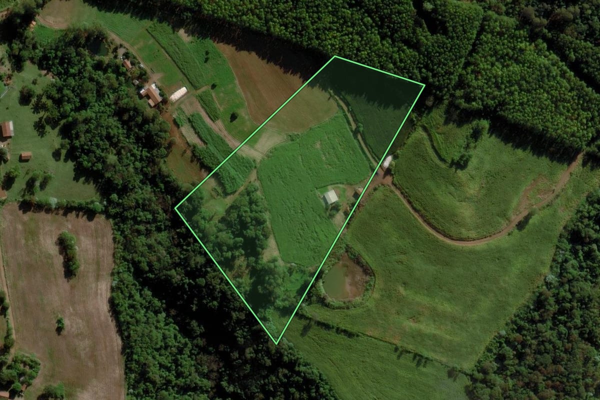 Imagem de satélite do imóvel rural em Caibi (SC), com o contorno declarado no CAR desenhado por cima.