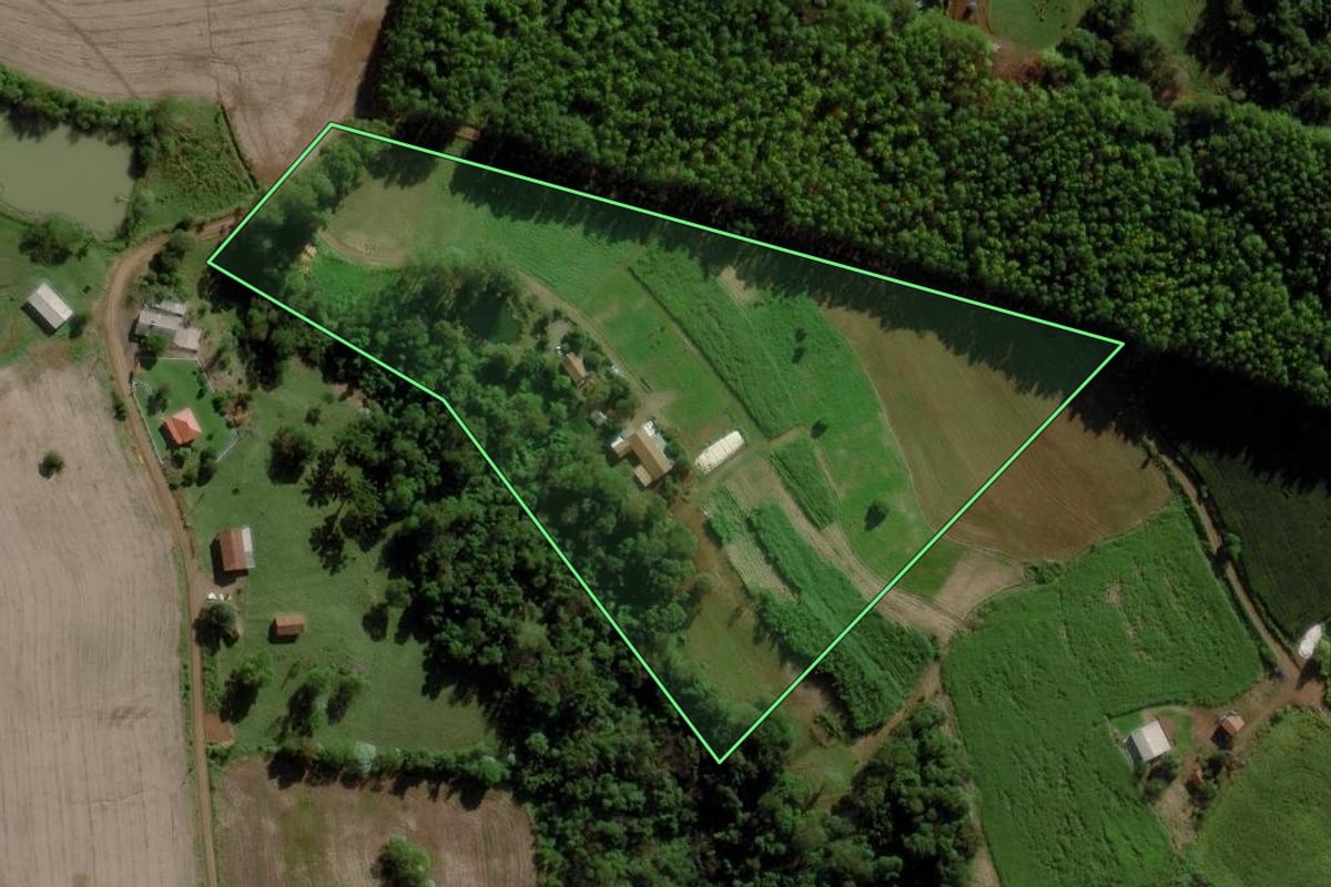 Imagem de satélite do imóvel rural em Caibi (SC), com o contorno declarado no CAR desenhado por cima.