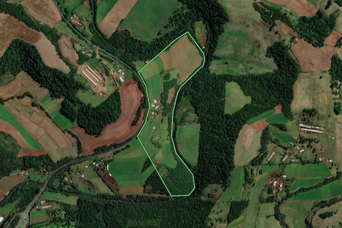 Imagem de satélite do imóvel rural em Caibi (SC), com o contorno declarado no CAR desenhado por cima.