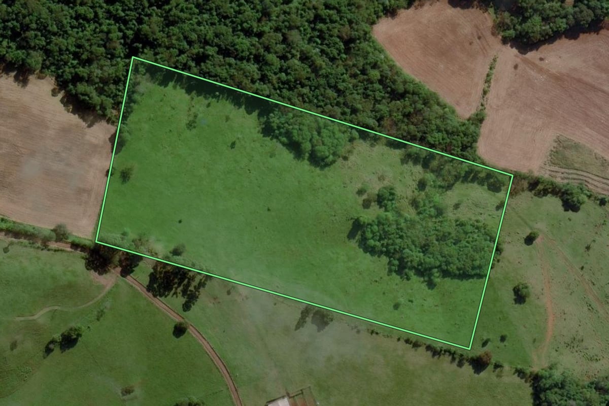 Imagem de satélite do imóvel rural em Caibi (SC), com o contorno declarado no CAR desenhado por cima.