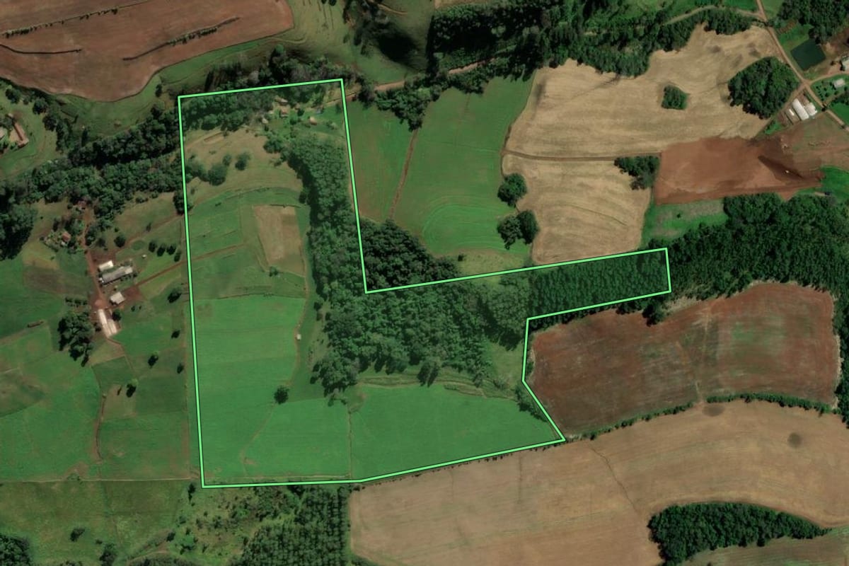 Imagem de satélite do imóvel rural em Caibi (SC), com o contorno declarado no CAR desenhado por cima.