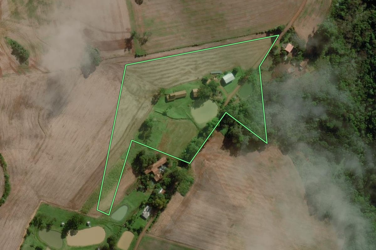 Imagem de satélite do imóvel rural em Caibi (SC), com o contorno declarado no CAR desenhado por cima.