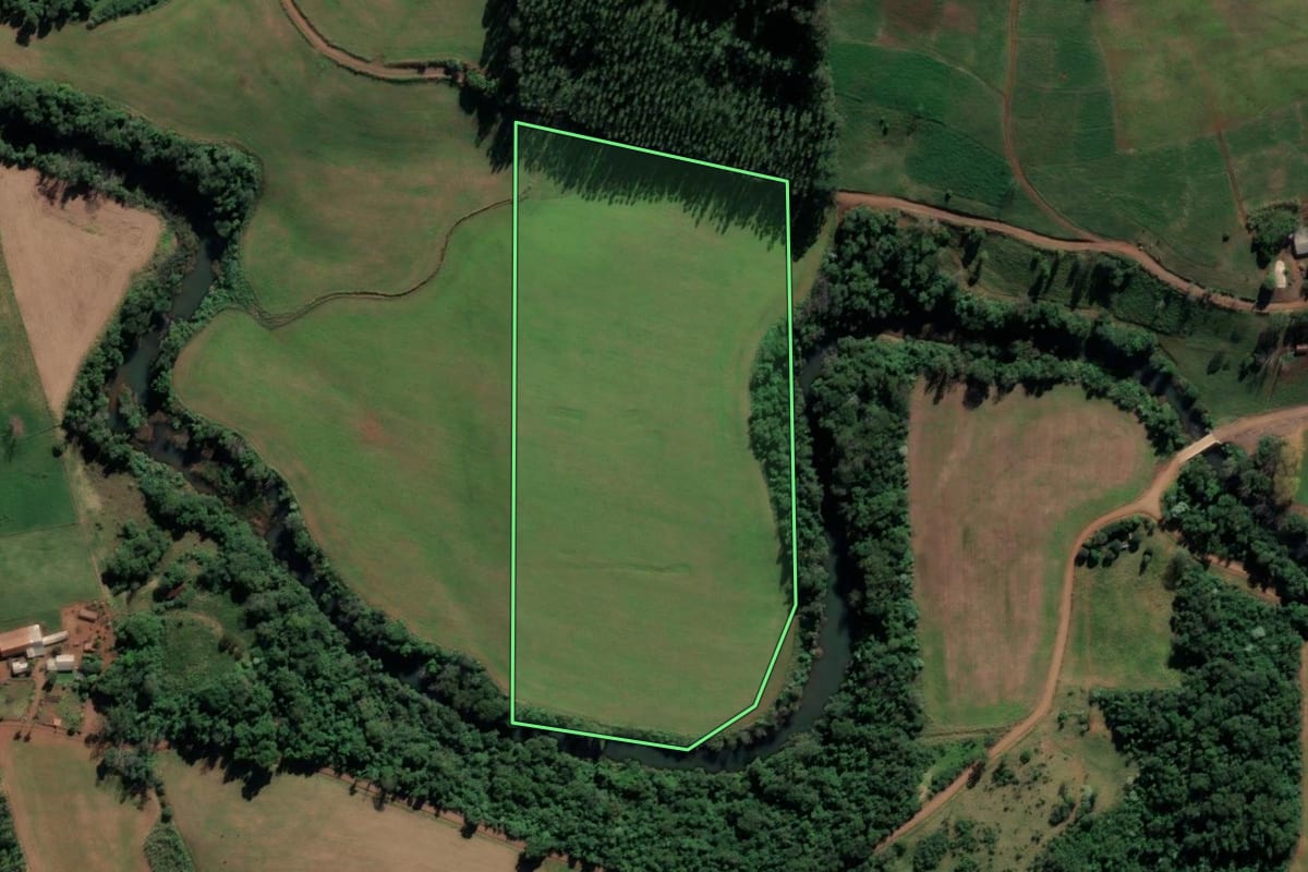 Imagem de satélite do imóvel rural em Caibi (SC), com o contorno declarado no CAR desenhado por cima.