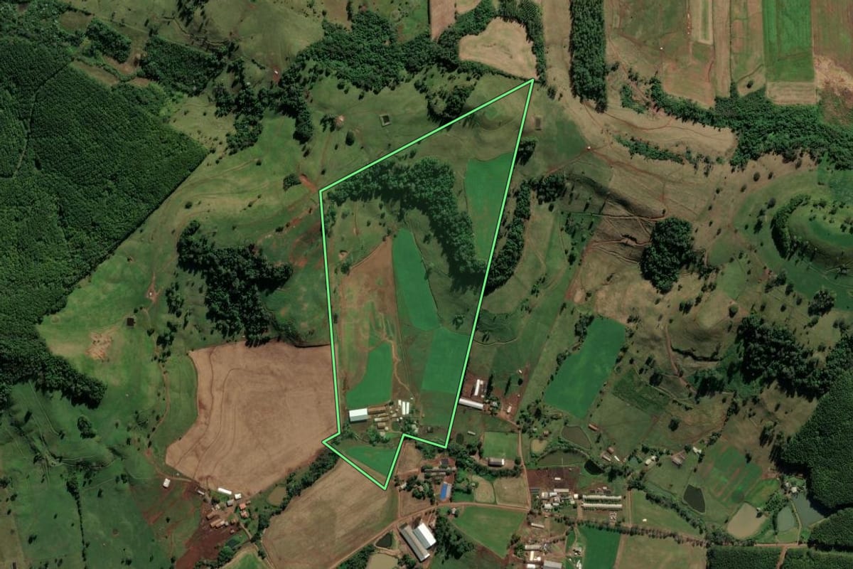 Imagem de satélite do imóvel rural em Caibi (SC), com o contorno declarado no CAR desenhado por cima.