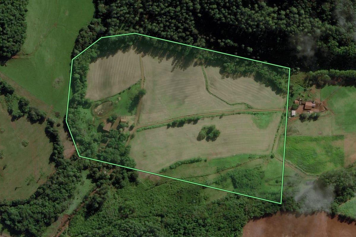 Imagem de satélite do imóvel rural em Caibi (SC), com o contorno declarado no CAR desenhado por cima.