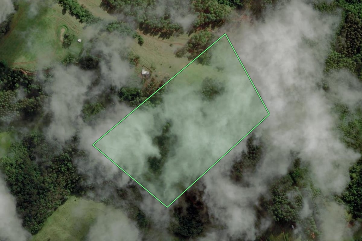 Imagem de satélite do imóvel rural em Caibi (SC), com o contorno declarado no CAR desenhado por cima.