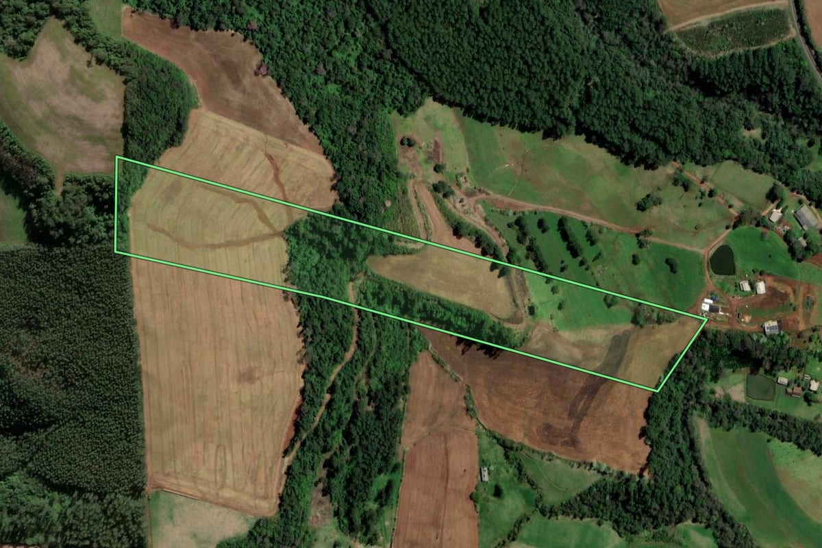 Imagem de satélite do imóvel rural em Caibi (SC), com o contorno declarado no CAR desenhado por cima.