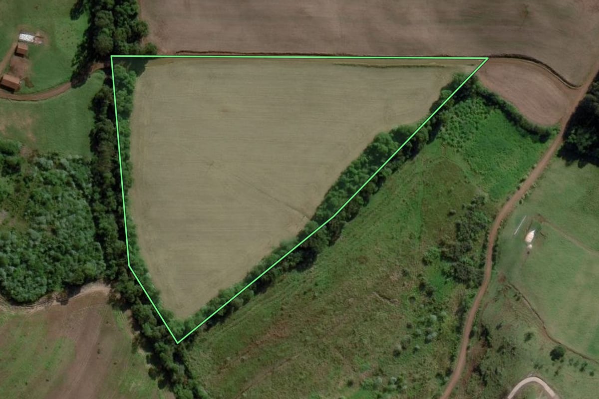 Imagem de satélite do imóvel rural em Caibi (SC), com o contorno declarado no CAR desenhado por cima.