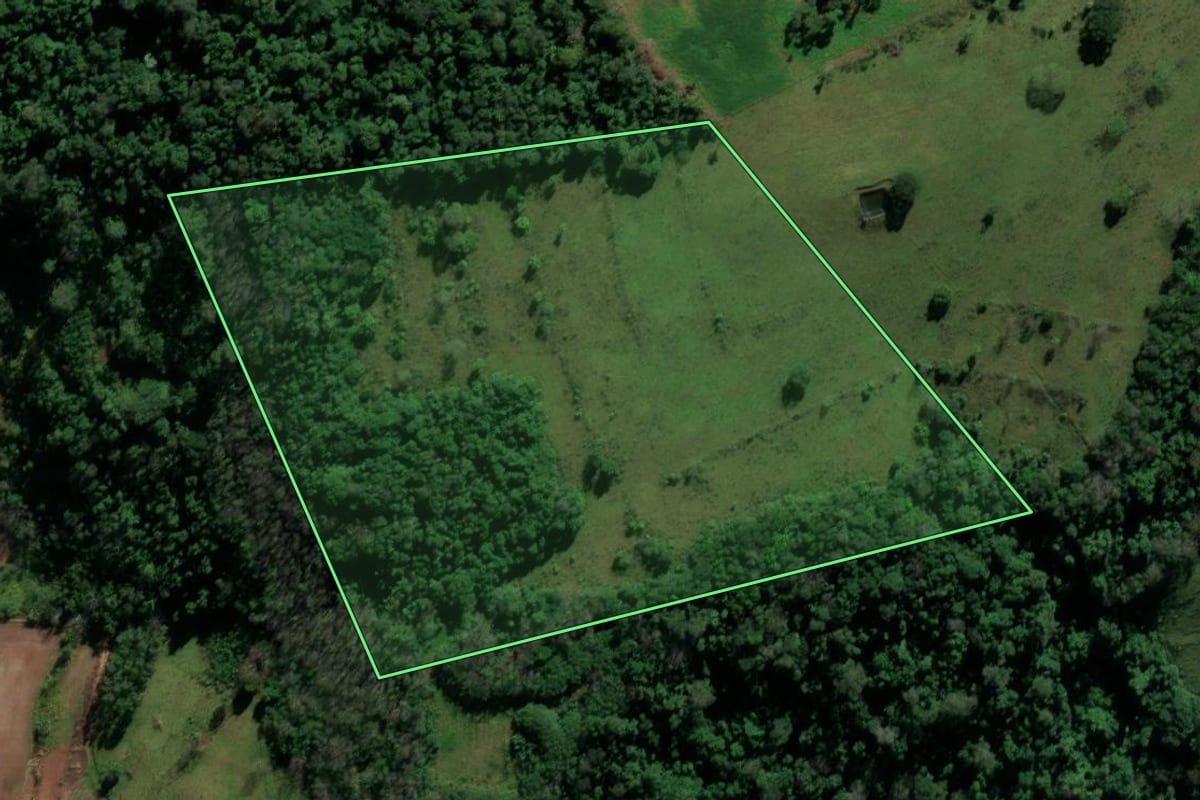 Imagem de satélite do imóvel rural em Caibi (SC), com o contorno declarado no CAR desenhado por cima.