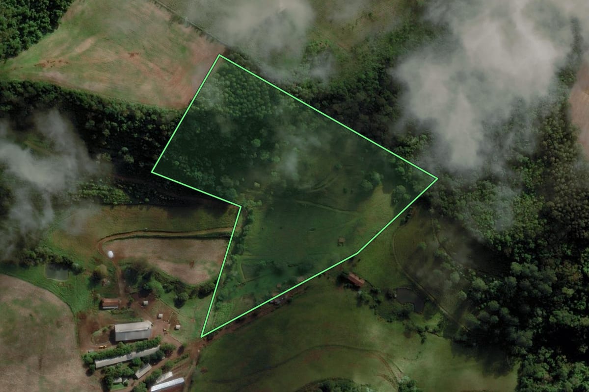 Imagem de satélite do imóvel rural em Caibi (SC), com o contorno declarado no CAR desenhado por cima.