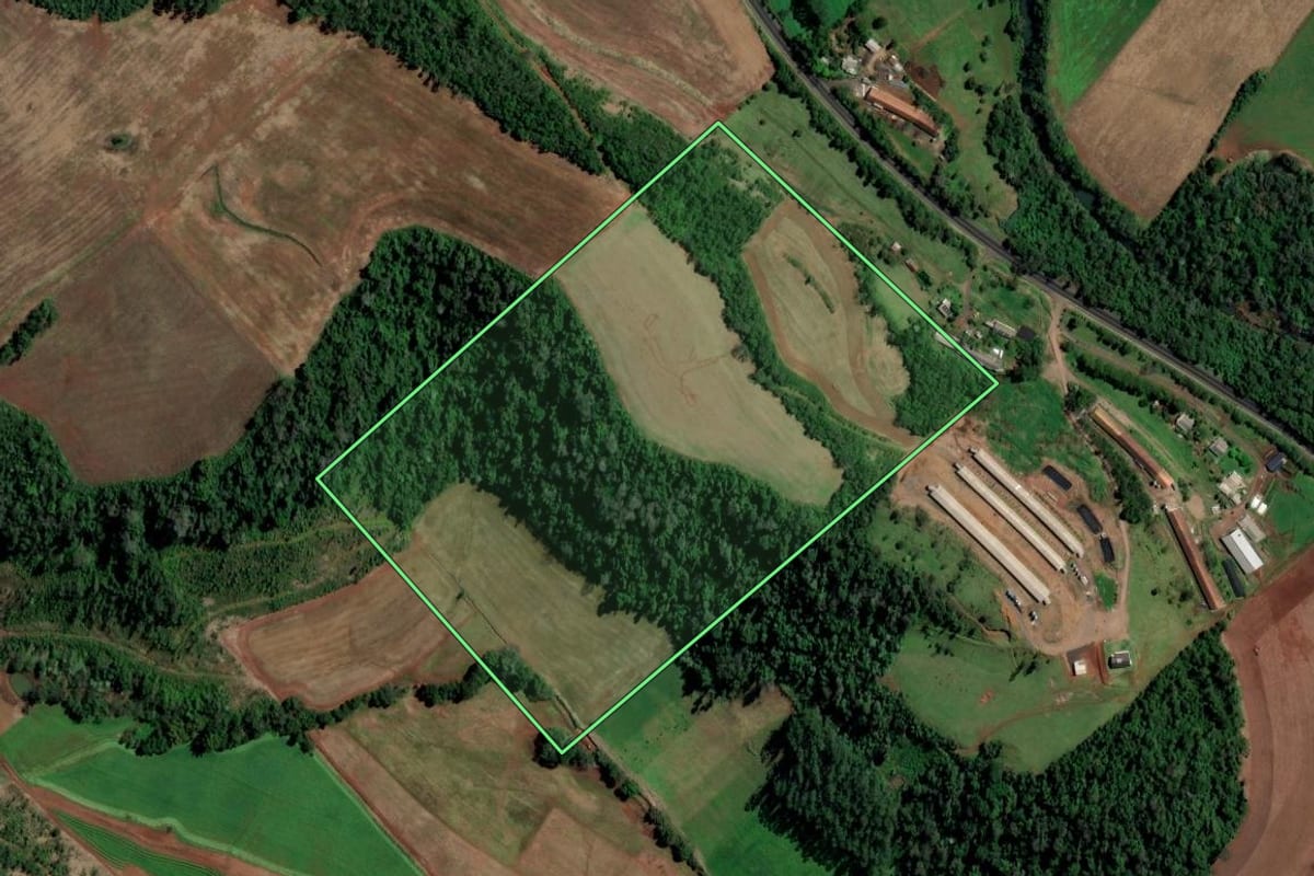 Imagem de satélite do imóvel rural em Caibi (SC), com o contorno declarado no CAR desenhado por cima.