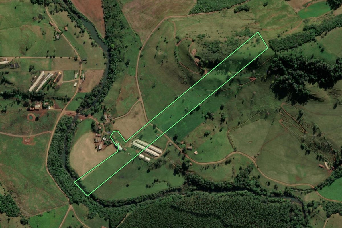 Imagem de satélite do imóvel rural em Caibi (SC), com o contorno declarado no CAR desenhado por cima.