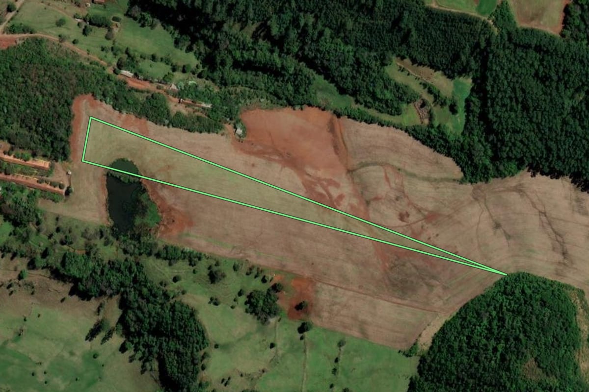 Imagem de satélite do imóvel rural em Caibi (SC), com o contorno declarado no CAR desenhado por cima.