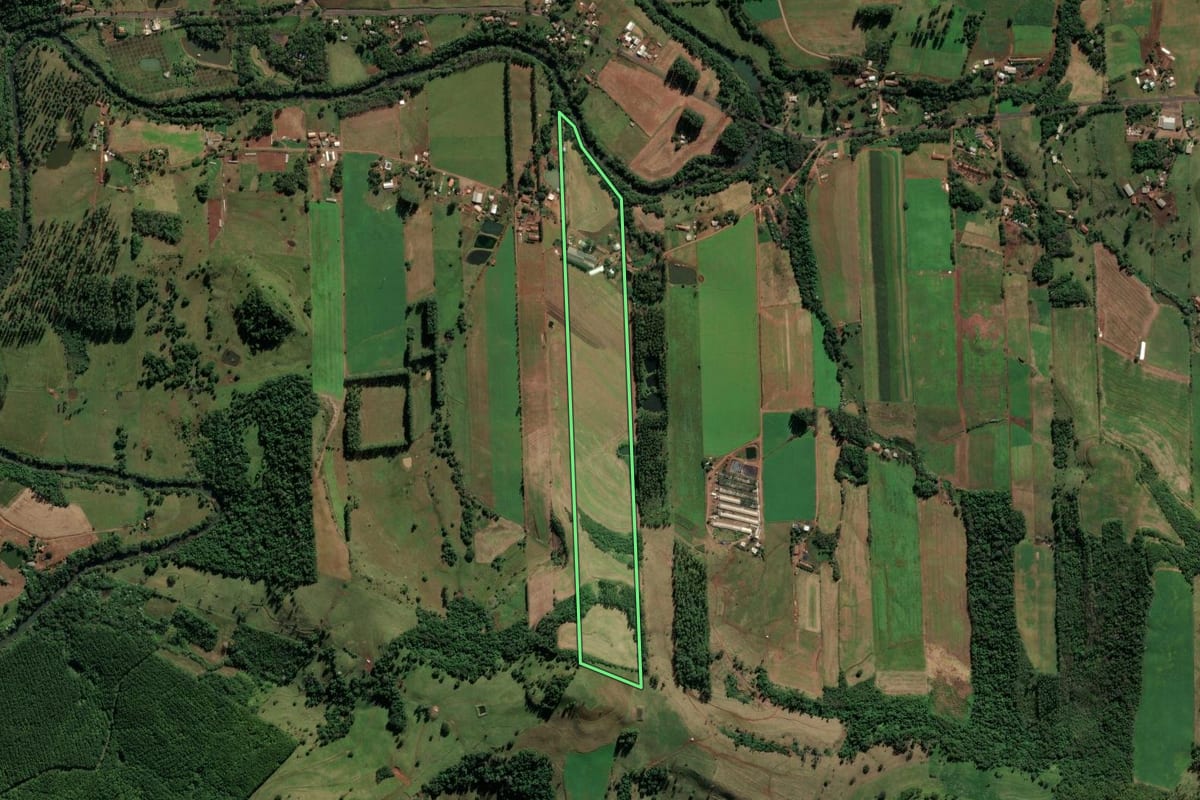 Imagem de satélite do imóvel rural em Caibi (SC), com o contorno declarado no CAR desenhado por cima.