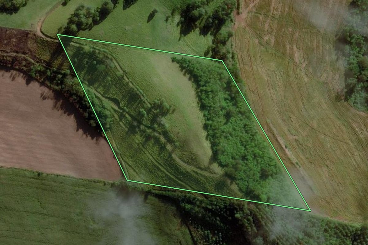 Imagem de satélite do imóvel rural em Caibi (SC), com o contorno declarado no CAR desenhado por cima.