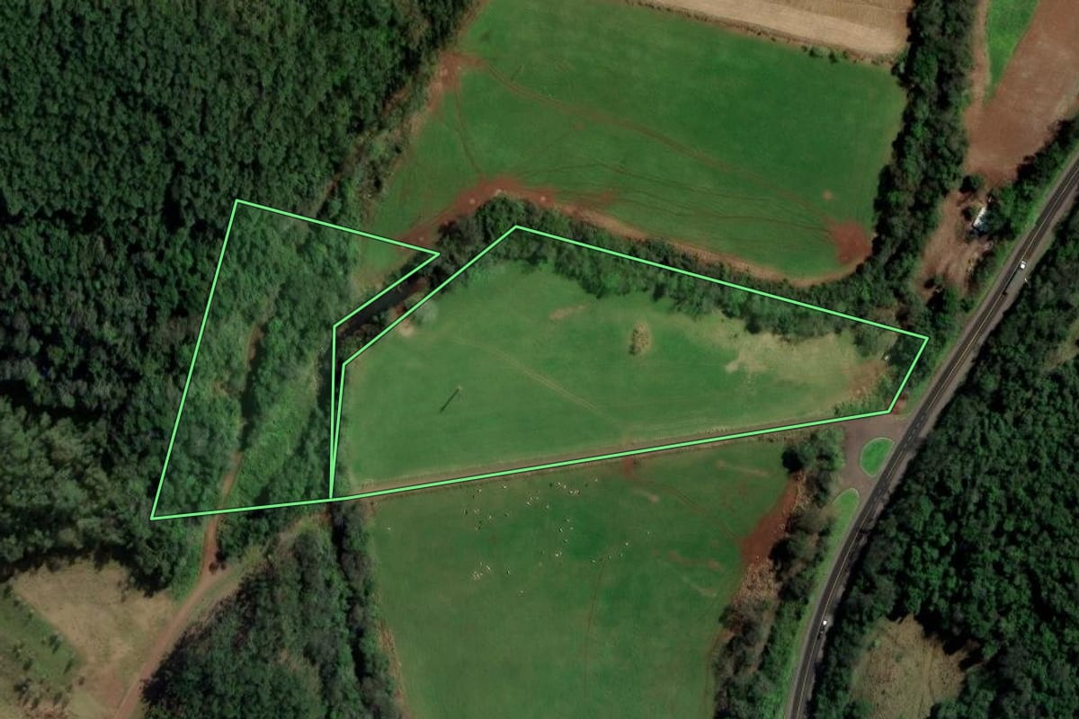 Imagem de satélite do imóvel rural em Caibi (SC), com o contorno declarado no CAR desenhado por cima.