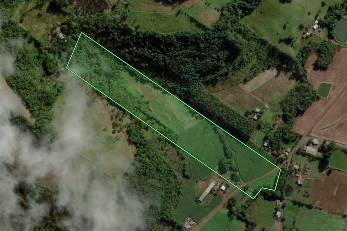 Imagem de satélite do imóvel rural em Caibi (SC), com o contorno declarado no CAR desenhado por cima.