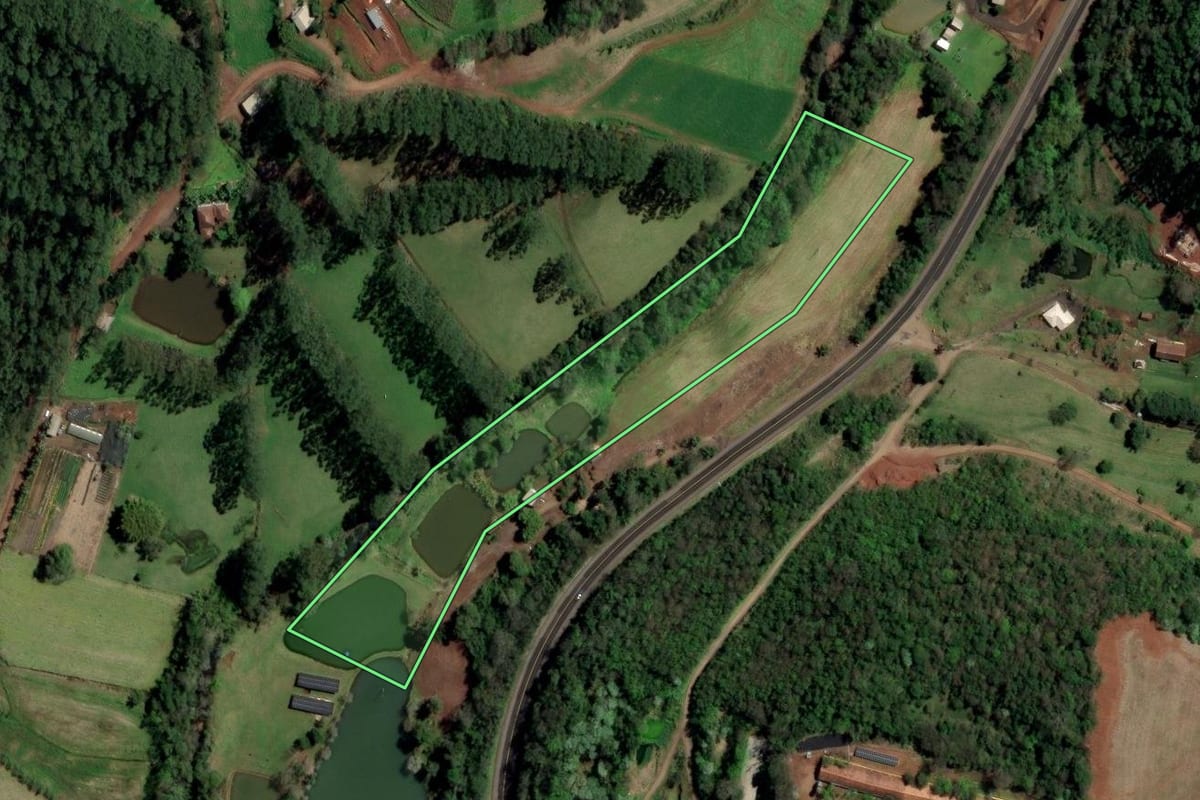 Imagem de satélite do imóvel rural em Caibi (SC), com o contorno declarado no CAR desenhado por cima.