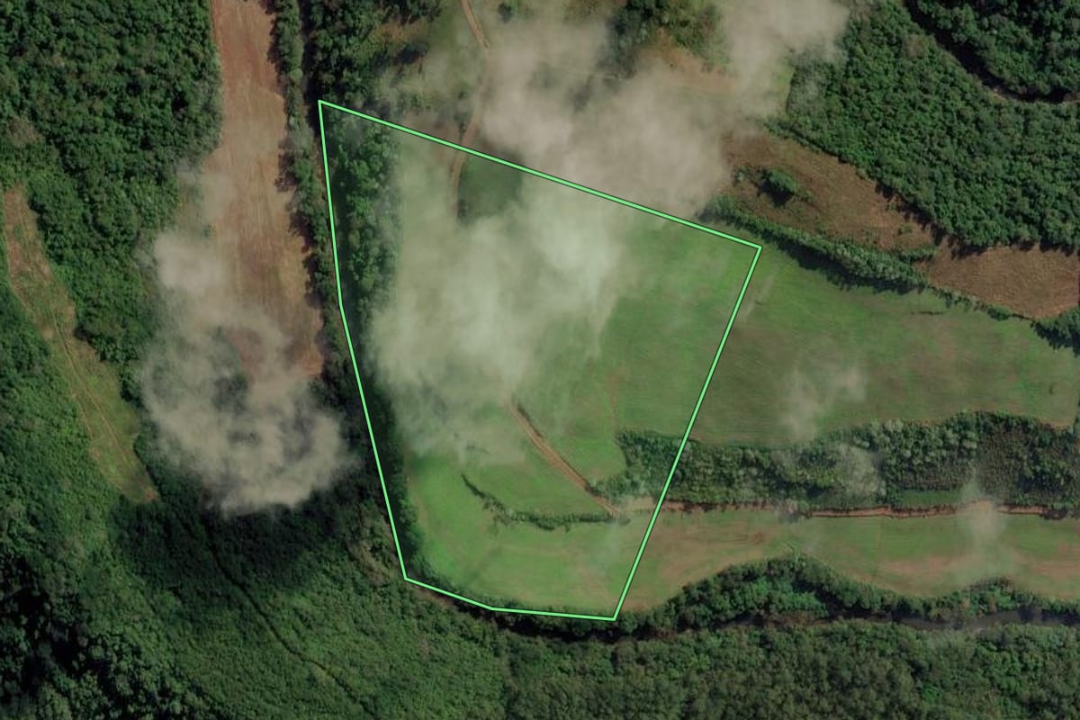 Imagem de satélite do imóvel rural em Caibi (SC), com o contorno declarado no CAR desenhado por cima.