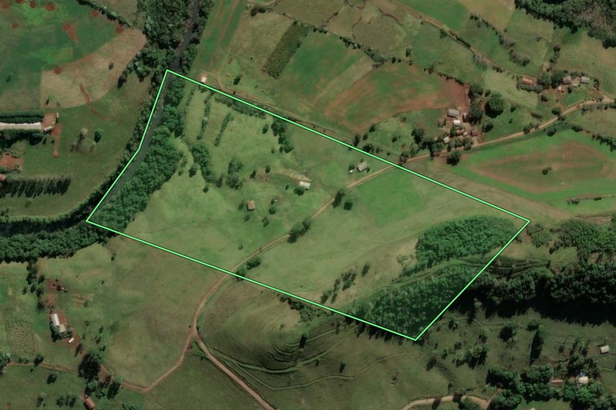 Imagem de satélite do imóvel rural em Caibi (SC), com o contorno declarado no CAR desenhado por cima.