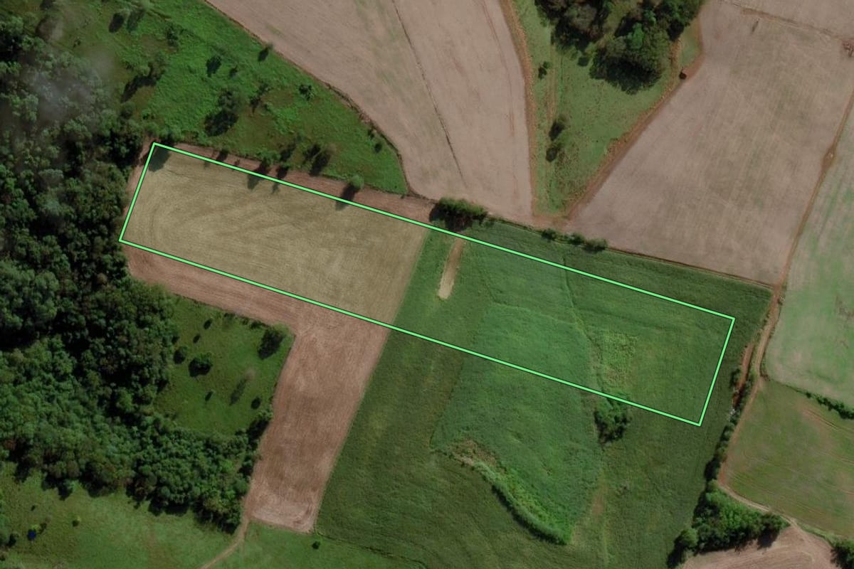 Imagem de satélite do imóvel rural em Caibi (SC), com o contorno declarado no CAR desenhado por cima.