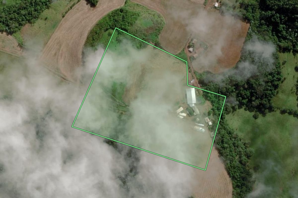 Imagem de satélite do imóvel rural em Caibi (SC), com o contorno declarado no CAR desenhado por cima.